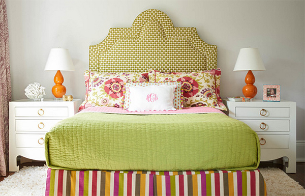 Trang trí phòng ngủ với giấy dán tường và gối hoa